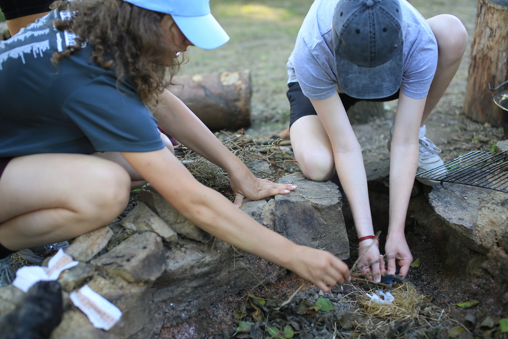 Nálada při večeři na ohni
