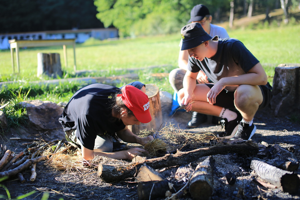 Nálada při večeři na ohni