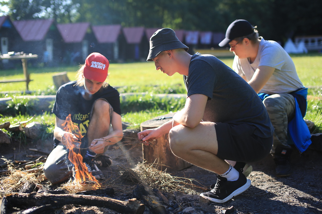 Nálada při večeři na ohni