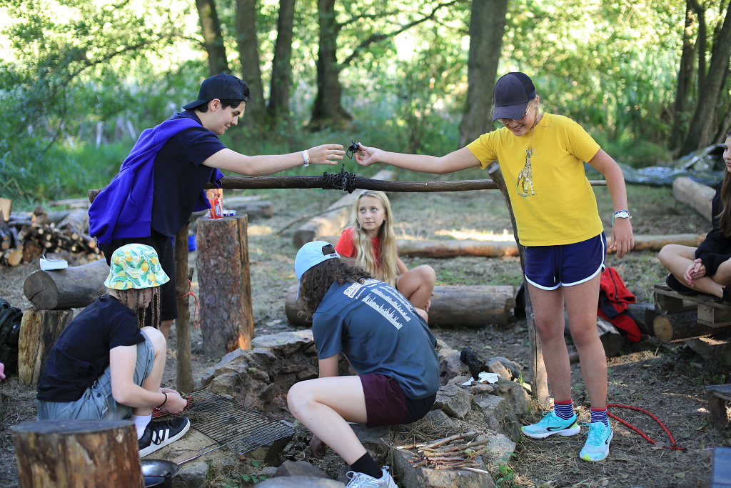 Nálada při večeři na ohni