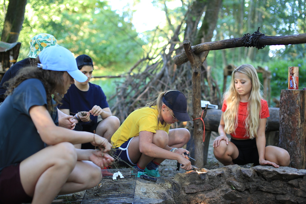 Nálada při večeři na ohni