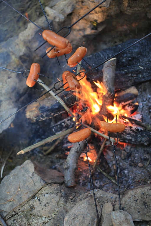 Nálada při večeři na ohni