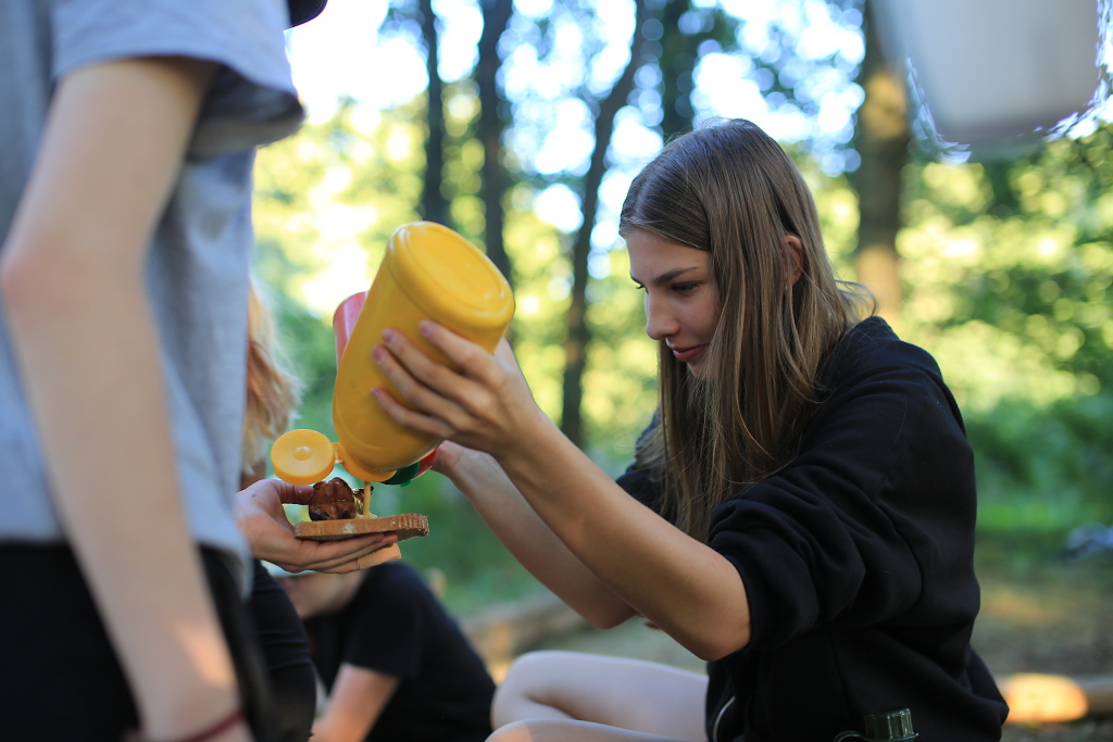 Nálada při večeři na ohni