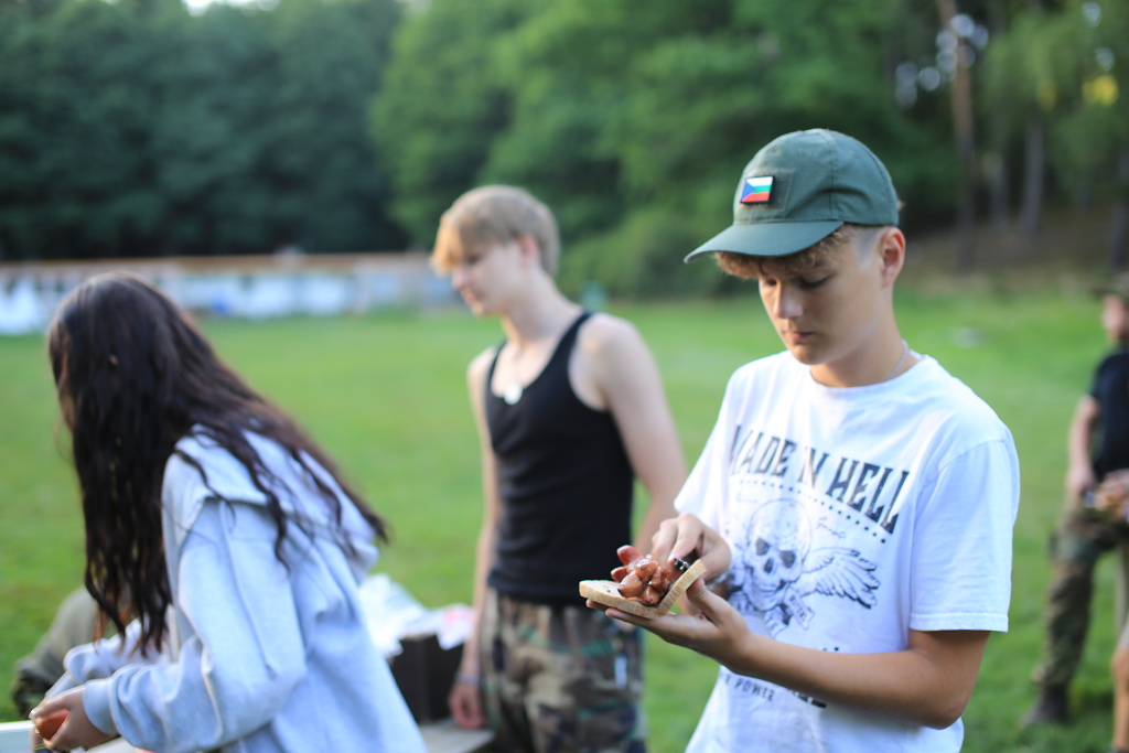 Nálada při večeři na ohni