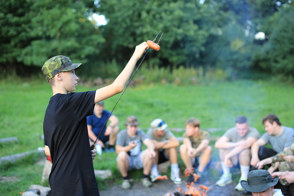 Nálada při večeři na ohni