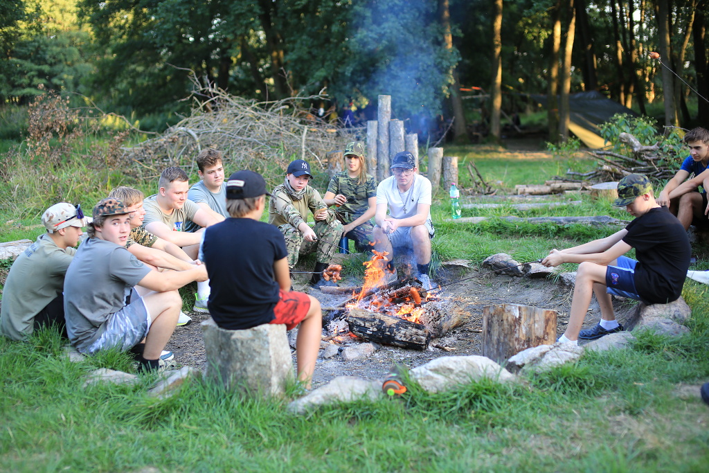 Nálada při večeři na ohni