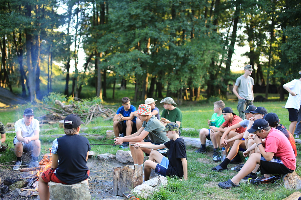 Nálada při večeři na ohni