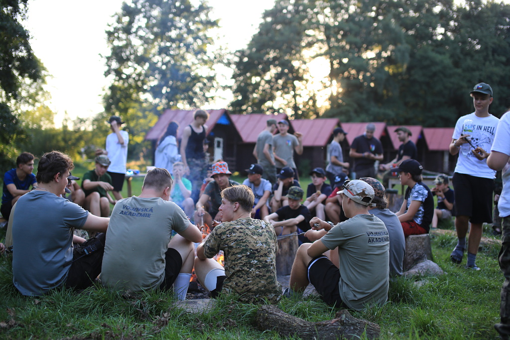 Nálada při večeři na ohni