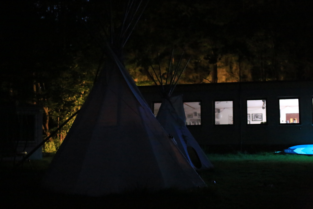 Nálada při večeři na ohni