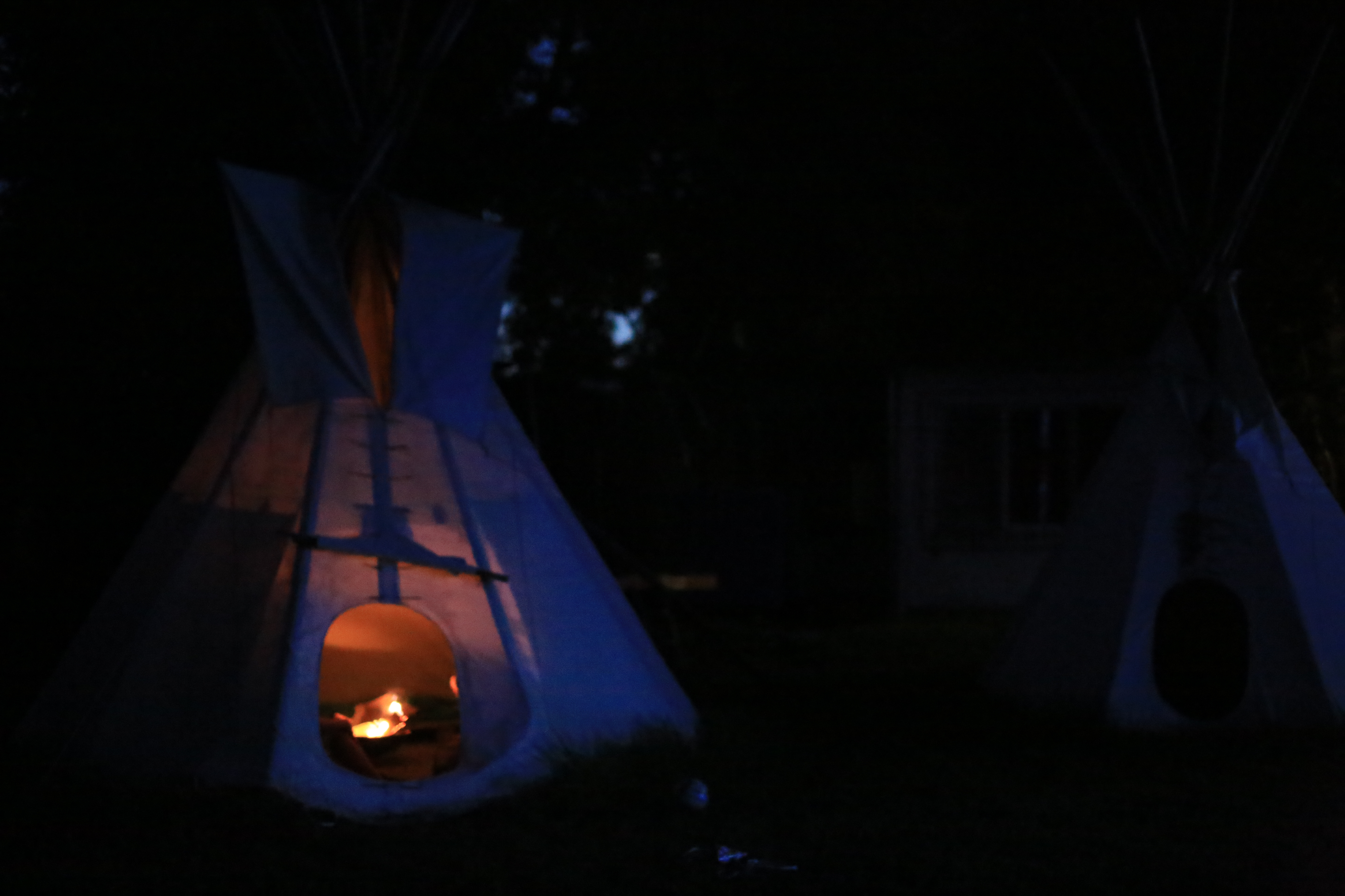 Nálada při večeři na ohni