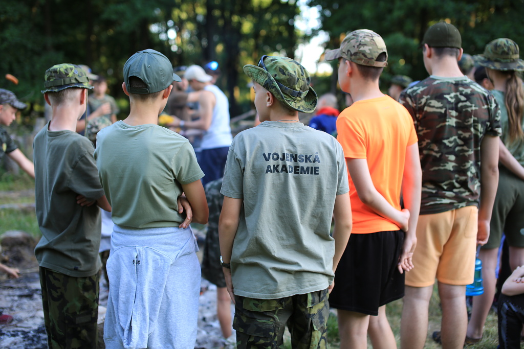 Opékání buřtíků k večeři