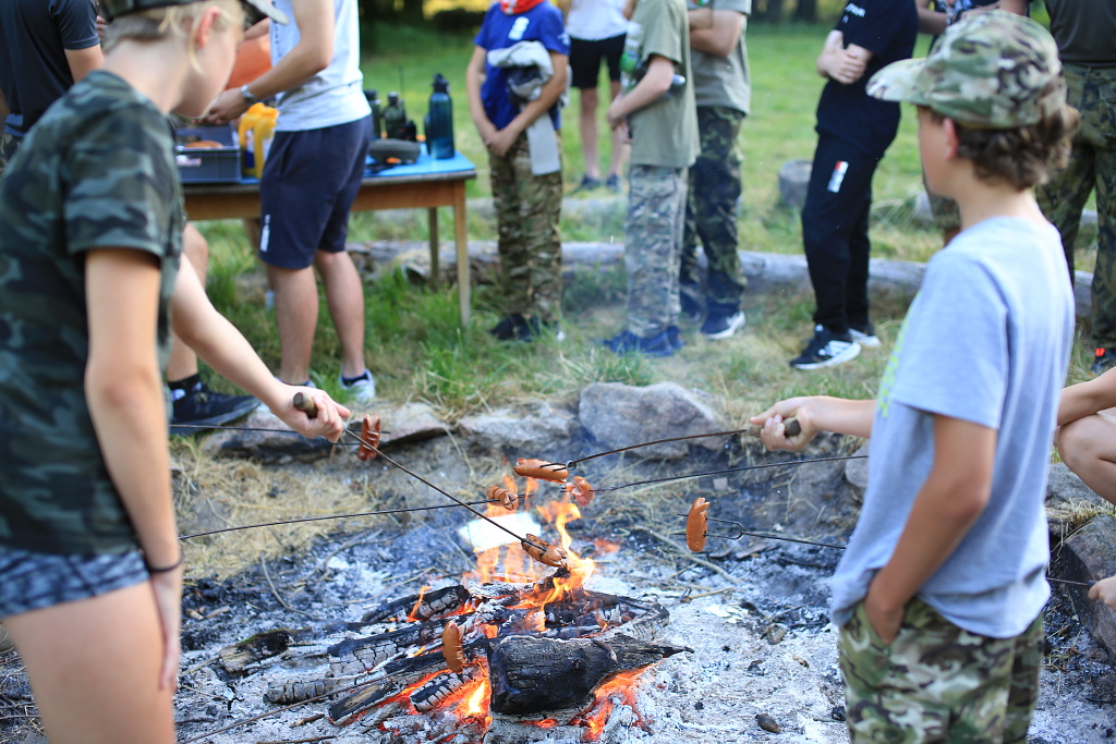 Opékání buřtíků k večeři