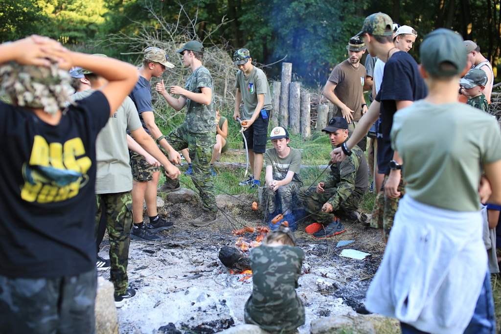 Opékání buřtíků k večeři
