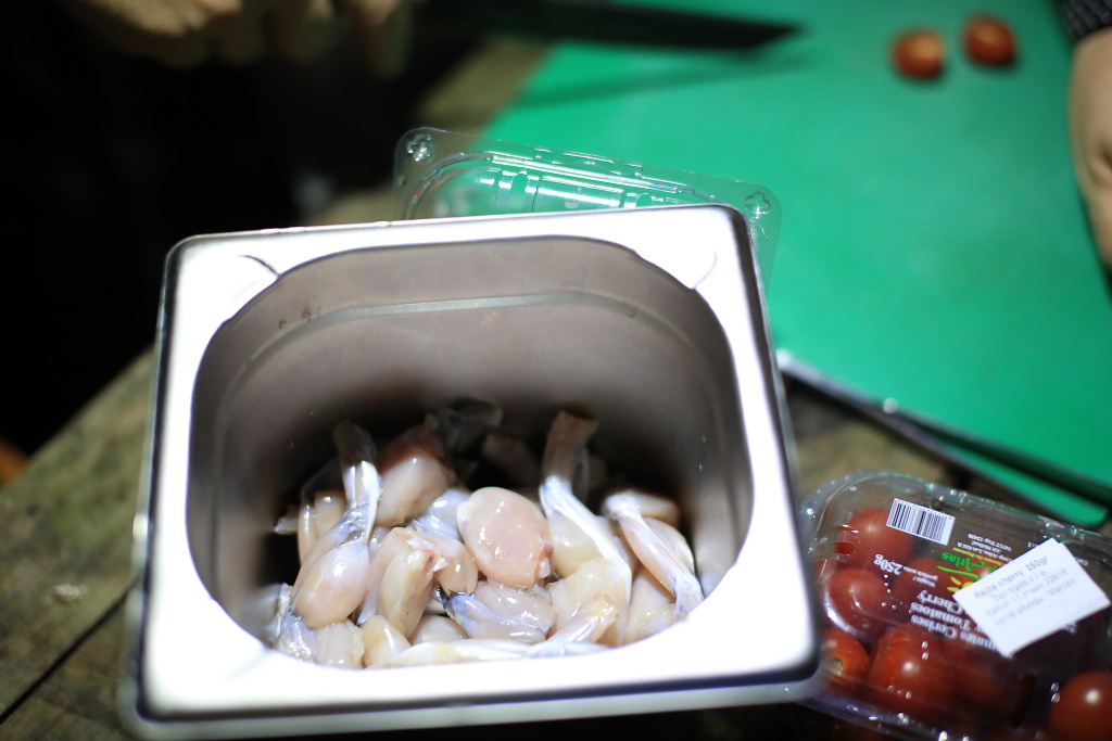 Žabí stehýnka pro Sierru